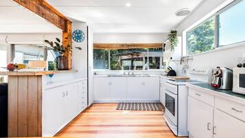 Jääkaappi, mikroaaltouuni, uuni, liesi