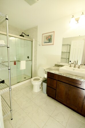 Combined shower/bathtub, hair dryer, towels, soap - Farm Stay in the Country 20 Minutes from Downtown/Buda/Manchaca (Manchaca)