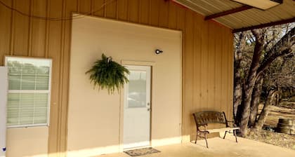 Farm Stay in the Country 20 Minutes from Downtown/Buda/Manchaca