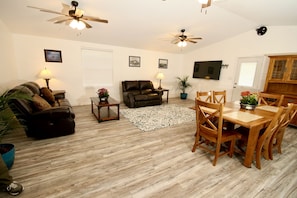 Smart TV - Farm Stay in the Country 20 Minutes from Downtown/Buda/Manchaca (Manchaca)