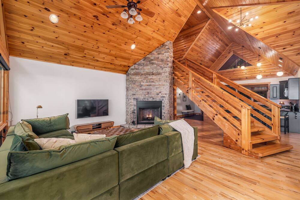 Modern Cabin w\/Incredible Views near Monteagle. Firepit! Hiking!