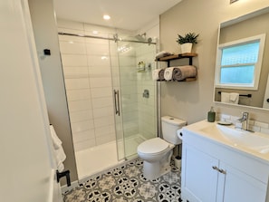 Shower, hair dryer, towels, soap - Private cottage in Shawnigan lake / Cobble hill area (Cobble Hill)