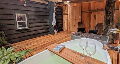 Private cottage in Shawnigan lake / Cobble hill area
