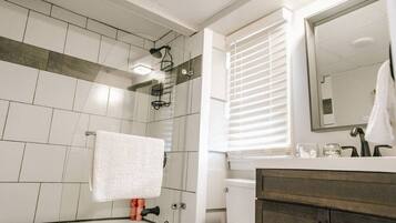 Douche, sèche-cheveux, serviettes fournies, savon