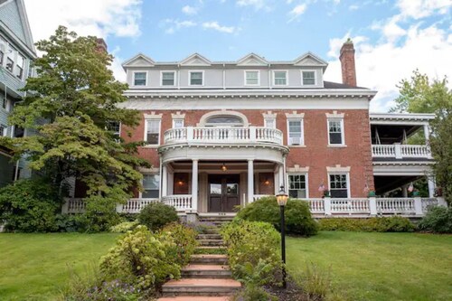 Luxury Apartment in Scranton's Hill Section!