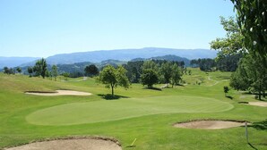 A golf course with sand bunkers, trees, and a clear sky. - Charming Stone Retreat on 19ha Private Estate | Valley Views & Total Privacy (Salvador do Monte)