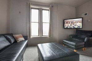 Living area - The Hide-Away | South Loop Apartment (Chicago)