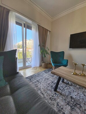 Appartement luxueux | Aire de séjour | Téléviseur connecté de 55 po avec télévision par cùble, téléviseur