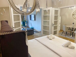 Luxus apartman | 1 hálószoba, prémium ágynemű és laptophoz jól használható munkafelület