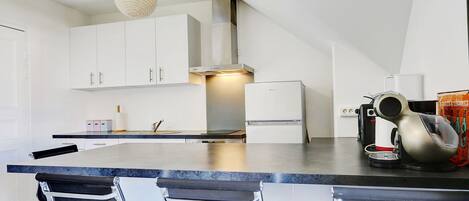 Jääkaappi, mikroaaltouuni, uuni, liesi