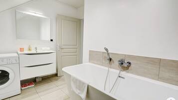 Banyera, tovalloles, sabó i xampú