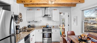 Hummingbird House, 3BD/2BA Charmer, Firepit, Patio