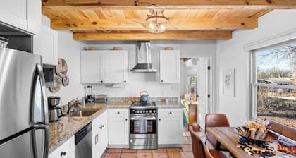 Hummingbird House, 3BD/2BA Charmer, Firepit, Patio