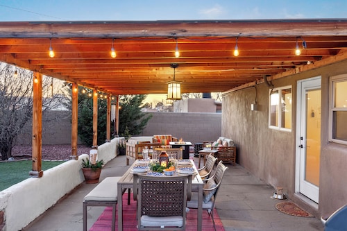 Hummingbird House, 3BD/2BA Charmer, Firepit, Patio