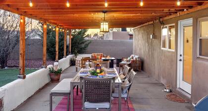 Hummingbird House, 3BD/2BA Charmer, Firepit, Patio