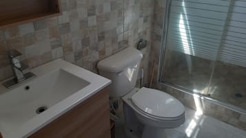 Deluxe Triple Room | Bathroom | Shower, rainfall showerhead, free toiletries, hair dryer