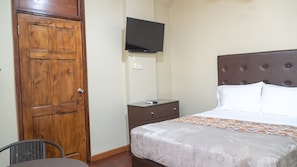Habitación económica doble | Mobiliario individual, escritorio, espacio para trabajar con un portátil