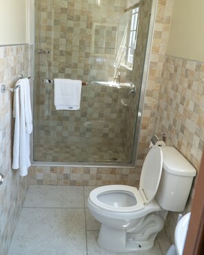 Economy Double Room | Bathroom | Shower, rainfall showerhead, free toiletries, hair dryer - Chillinn at Duke (Kingston)