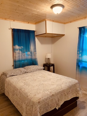 4 bedrooms, free WiFi, bed sheets - Lakeside Cottage w/ Private Beach and Sunset Views-Niagara (Youngstown)