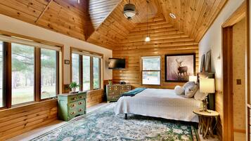 4 bedrooms, in-room safe, desk, travel crib