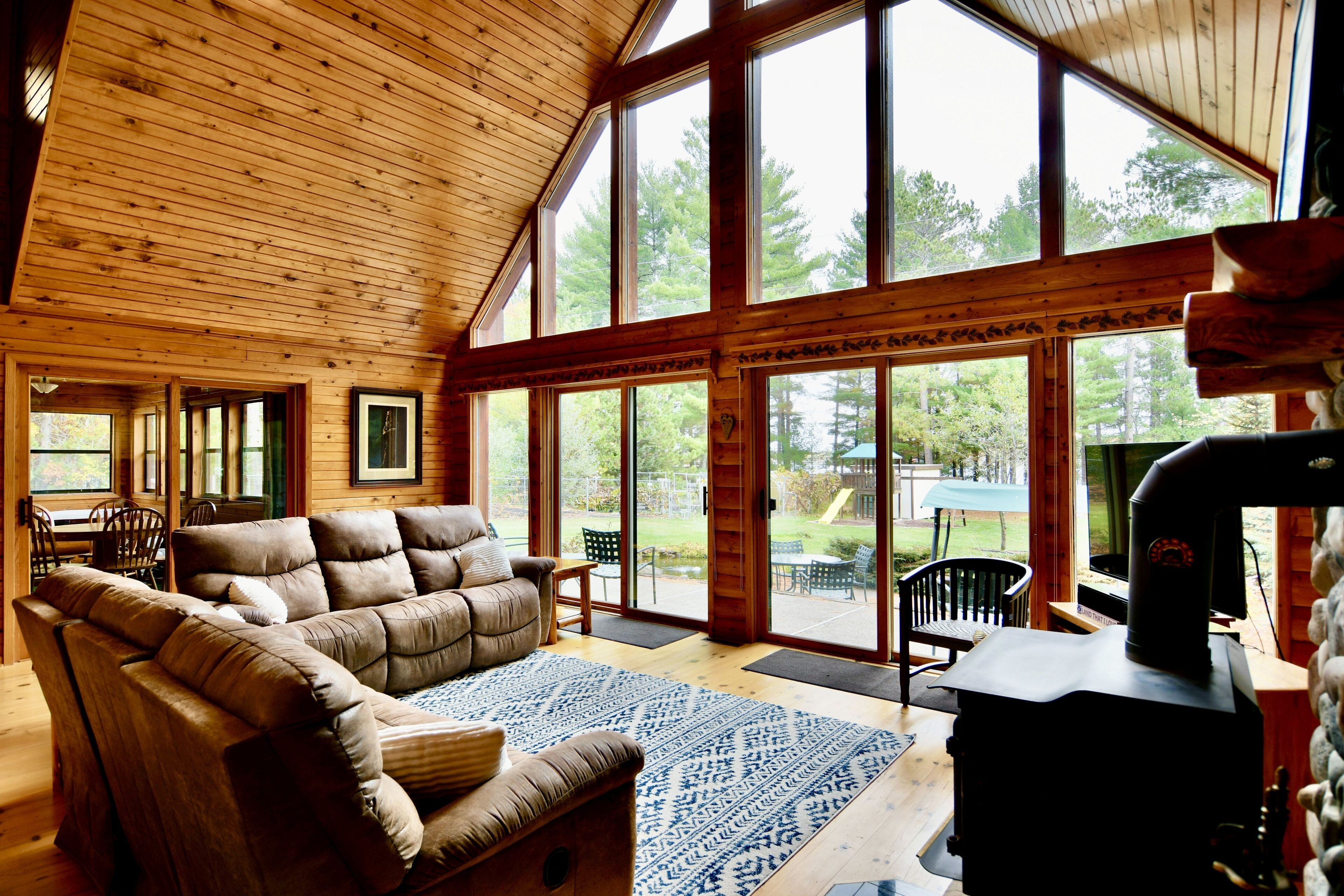 TV connectée, cheminée, jeux vidéo, lecteur de DVD