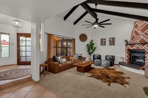 Smart TV, stereo, offices - Style meets comfort in this ultimate , centrally located Mesa getaway. (Mesa)