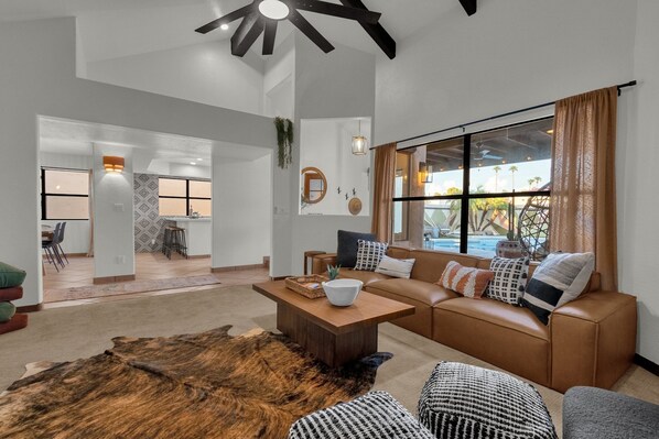 Smart TV, stereo, offices - Style meets comfort in this ultimate , centrally located Mesa getaway. (Mesa)