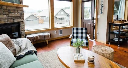Treeline at Roslyn Ridge is the coziest spot where guests can relax, enjoy community amenities and bask in their home away from home! Guests are welcomed with a gift basket with a bottle of wine and goodies, a private hot tub, fire pit & more