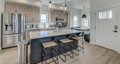 Brand New | 3 Bedroom | Lazy River and Mini Golf | Cottage | SC