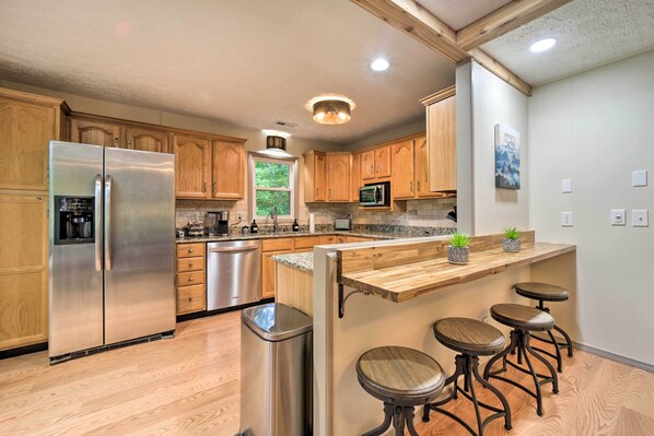 Fridge, microwave, stovetop, dishwasher