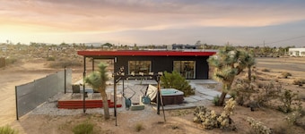 MARS HAUS - Heated Pool & Outdoor Movie Projector