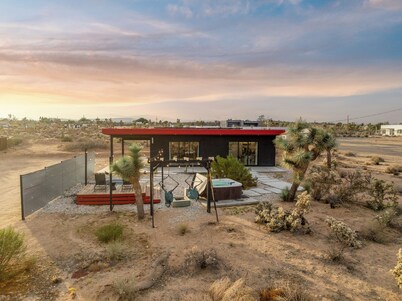 MARS HAUS - Heated Pool & Outdoor Movie Projector