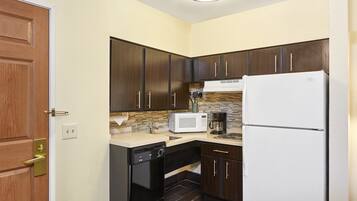 Réfrigérateur, micro-ondes, plaque de cuisson, lave-vaisselle