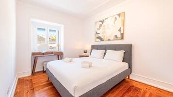 2 habitaciones, escritorio, tabla de planchar con plancha y internet