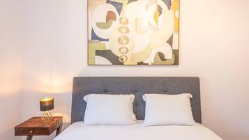 2 bedrooms, desk, iron/ironing board, internet