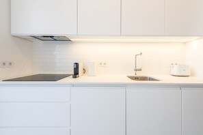 Réfrigérateur, micro-ondes, four, lave-vaisselle