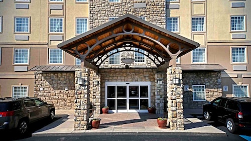 Equipped Suite Near CHA | Indoor Pool + Gym Access