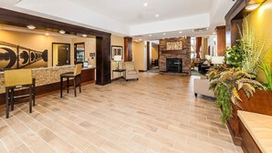 Eine geräumige Lobby mit Empfangsschalter, Sitzgelegenheiten und Kamin.