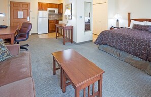 In-room safe, iron/ironing board, free WiFi, bed sheets - Studio | Free Breakfast. Pool. Gym (Oconomowoc)