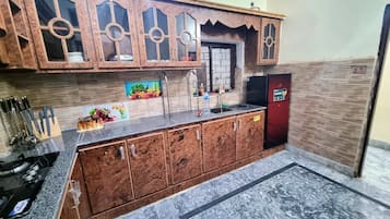House | Private kitchen | Fridge, microwave, oven, stovetop