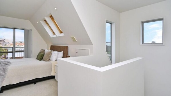 5 bedrooms, iron/ironing board, free WiFi, bed sheets