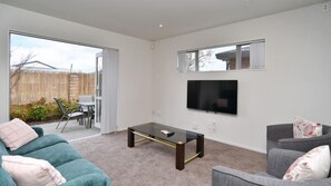 TV - Regents 94-Spacious stylish home (Christchurch)