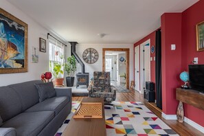 Tv, eldstad och böcker