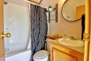 Cabin | Bathroom - Thousand Oaks Resort (Langley)