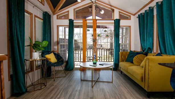 Cabin | Living area - Thousand Oaks Resort (Langley)