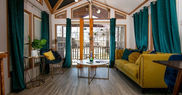 Cabin | Living area - Thousand Oaks Resort (Langley)