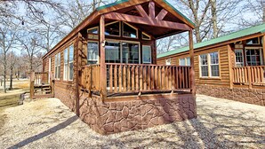 Exterior - Thousand Oaks Resort (Langley)