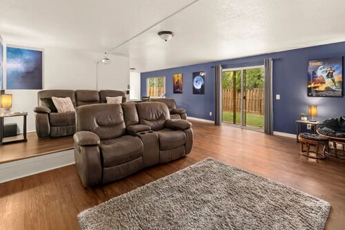 Movies on Merlo: 3 Bed 2 Bath with Movie Projector