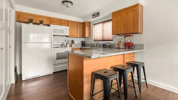 Frigorífico, microondas, horno y placa de cocina