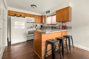 Réfrigérateur, four à micro-ondes, un four, surface de cuisson